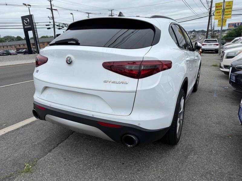 Used 2018 Alfa Romeo Stelvio Ti Sport image 2