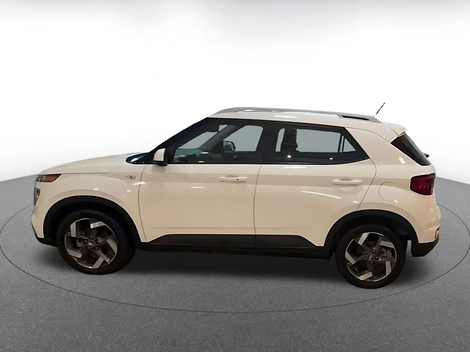 Used 2026 Hyundai Venue SEL FWD image 6