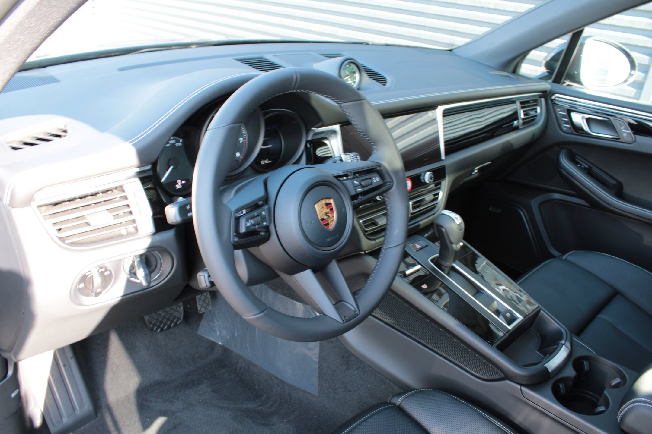 New 2026 Porsche Macan AWD/4WD image 4