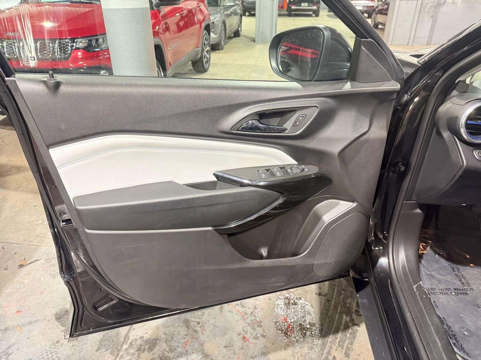 Used 2025 Chevrolet Trax LT w/ LT Convenience Package FWD image 18