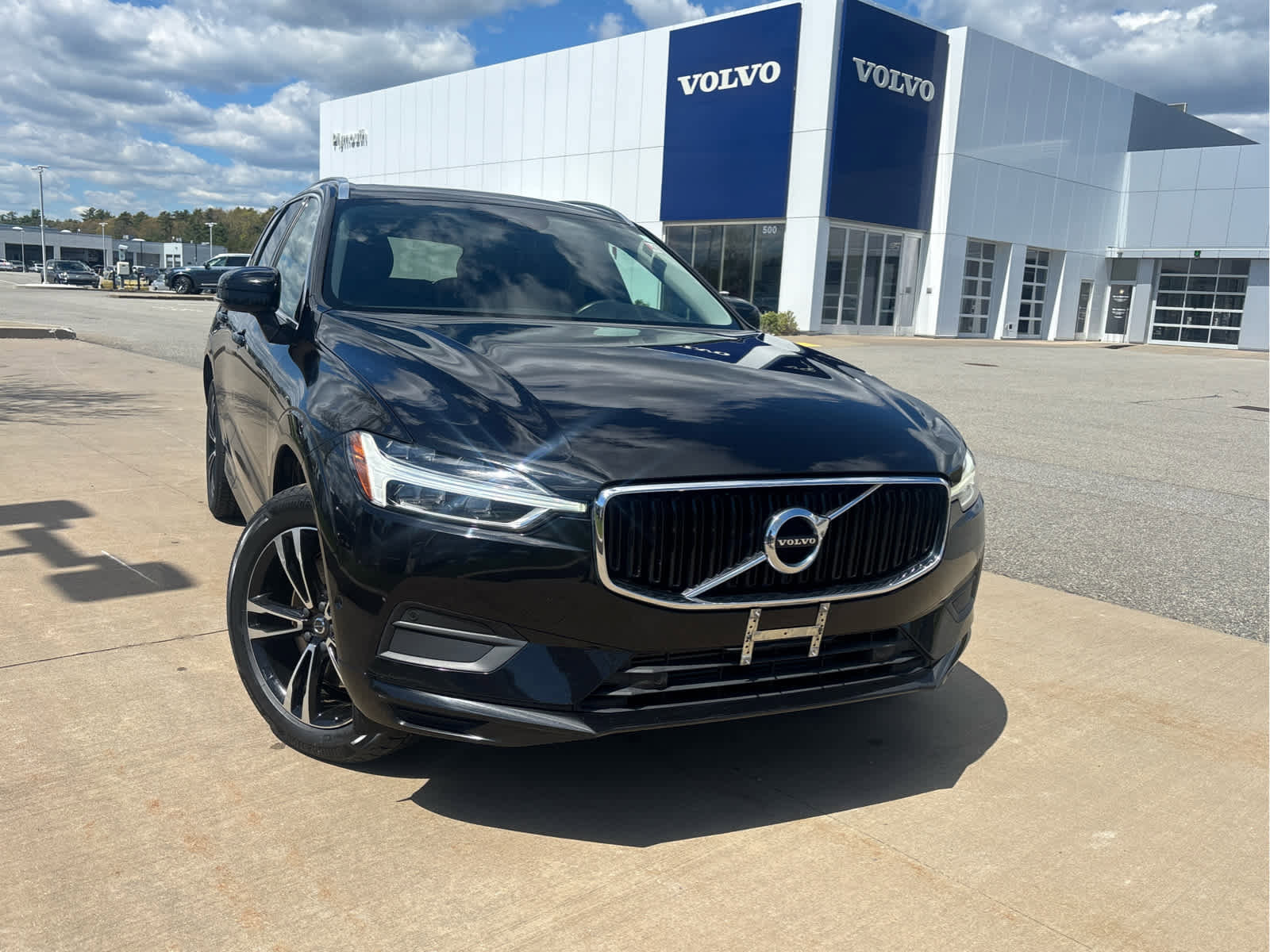 Used 2019 Volvo XC60 T6 Momentum w/ Multimedia Package AWD/4WD image 2