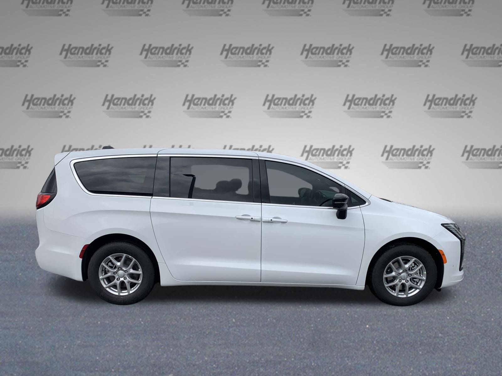New 2027 Chrysler Pacifica Select FWD image 9