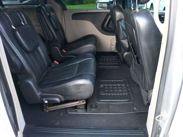 Used 2011 Chrysler Town & Country Touring-L w/ Entertainment Group #2 FWD image 16