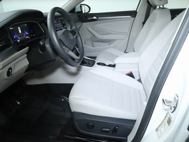 Used 2024 Volkswagen Jetta SE w/ Panoramic Sunroof Package FWD image 18