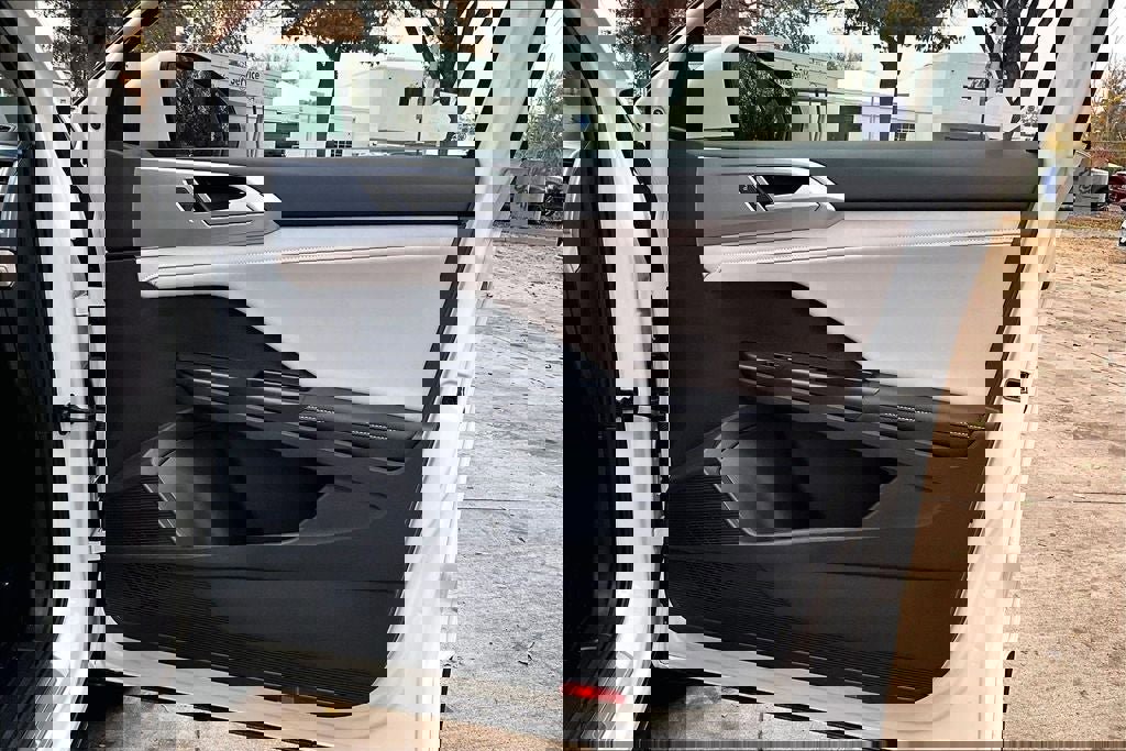 Certified 2025 Volkswagen Taos SE w/ Panoramic Sunroof Package image 27