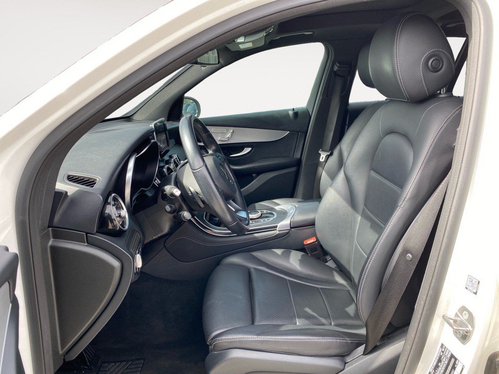 Used 2019 Mercedes-Benz GLC 300 4MATIC w/ Premium Package image 11