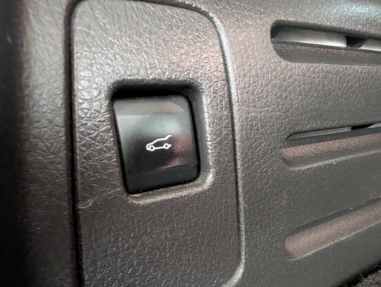Used 2012 Lincoln MKX AWD image 16