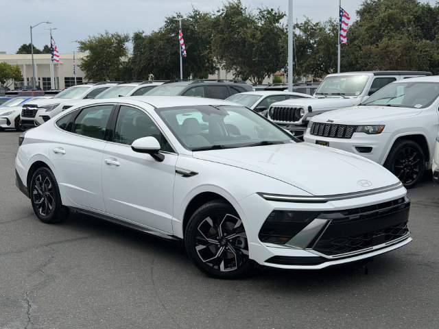 Used 2025 Hyundai Sonata SEL FWD image 2