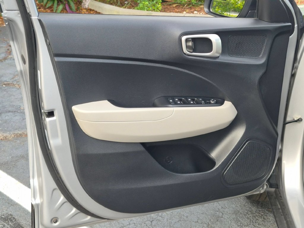 Used 2025 Hyundai Venue SEL FWD image 11