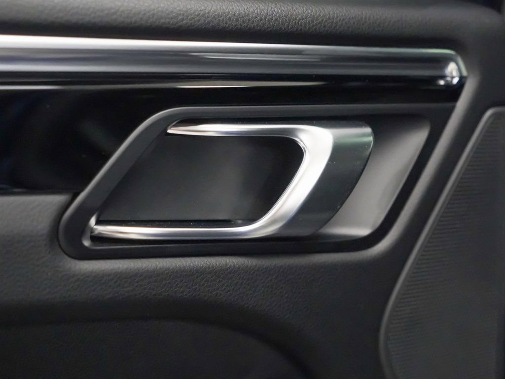 Certified 2025 Porsche Macan image 15