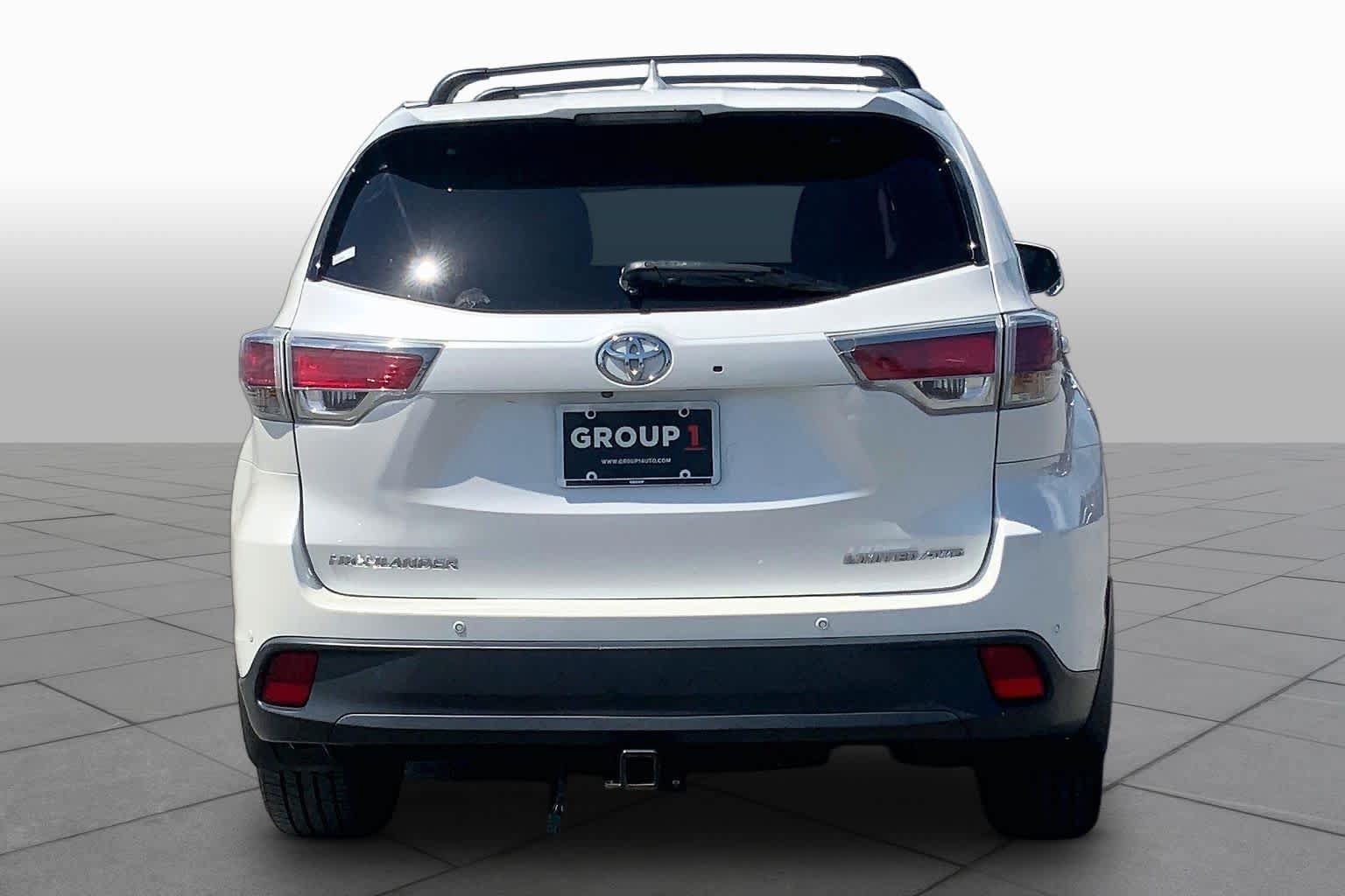 Used 2016 Toyota Highlander Limited w/ Driver Technology Package AWD/4WD image 4