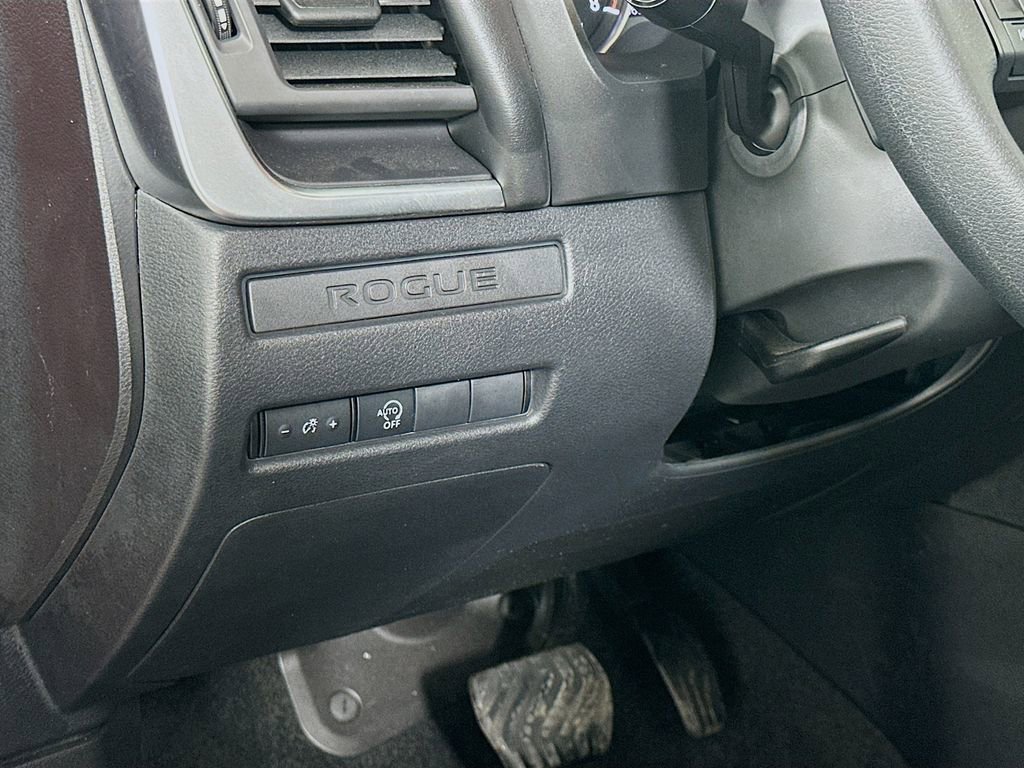 Used 2025 Nissan Rogue S image 10