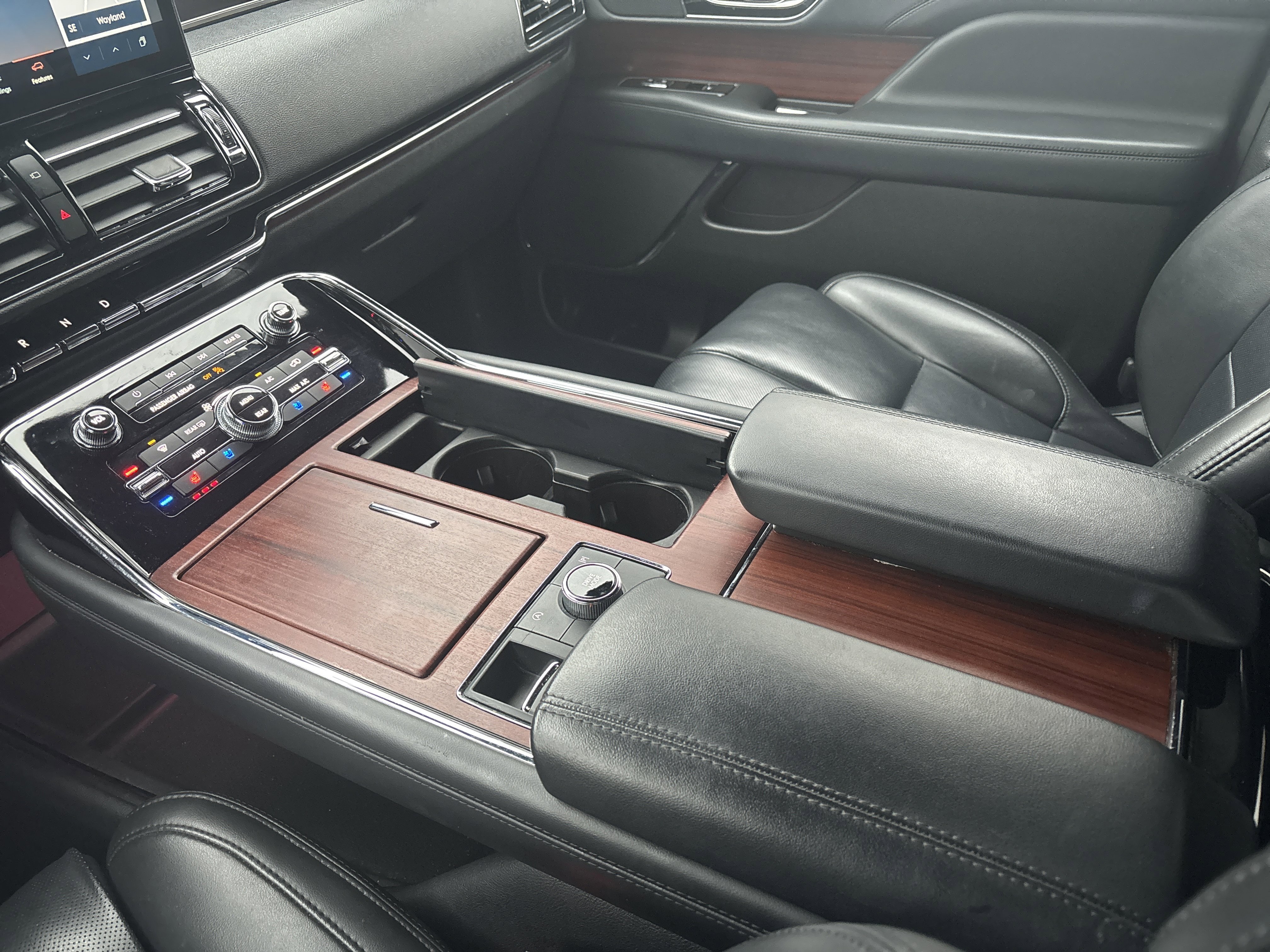 Used 2023 Lincoln Navigator 4WD image 23