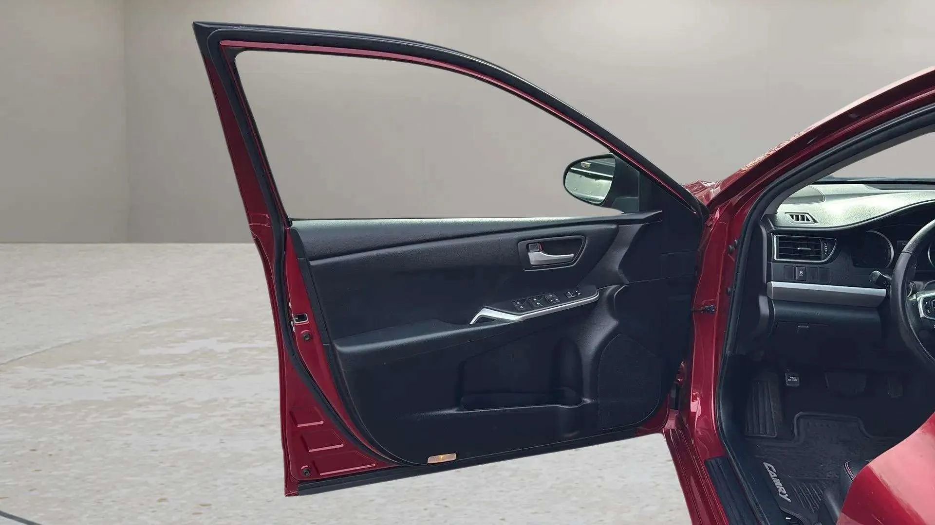 Used 2015 Toyota Camry SE image 9