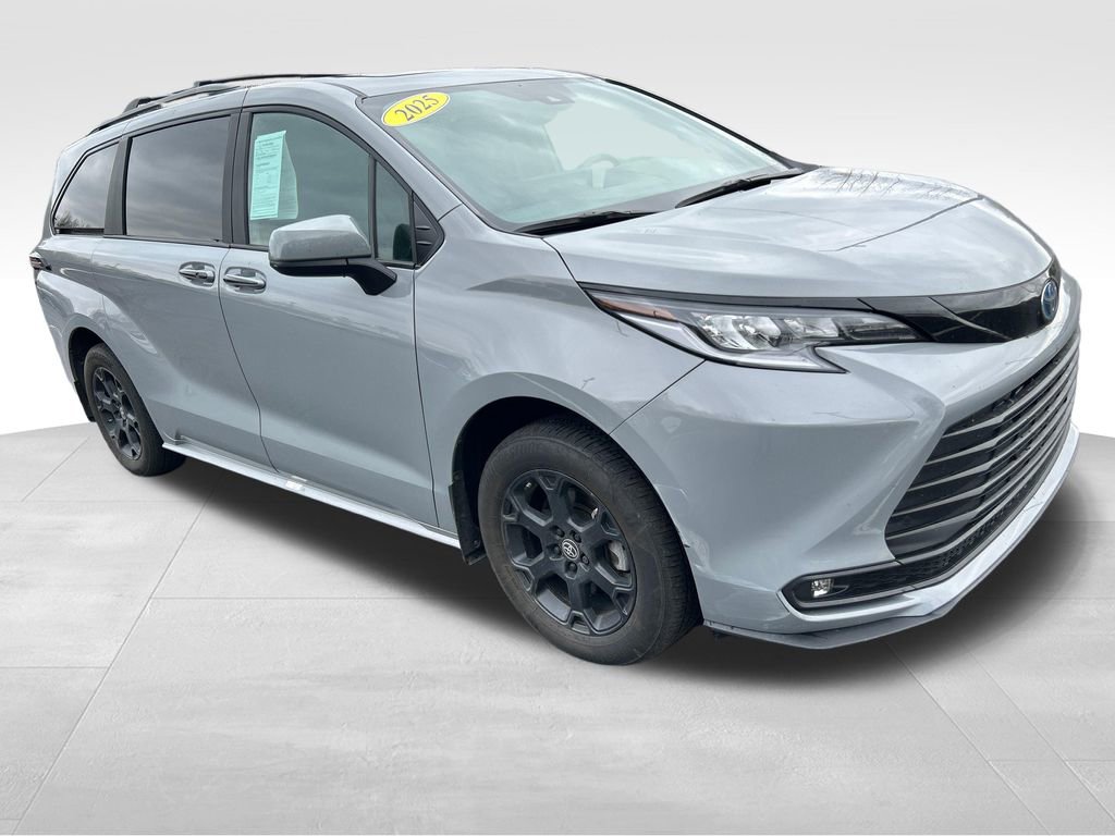 Used 2025 Toyota Sienna XLE Woodland Edition AWD/4WD image 7