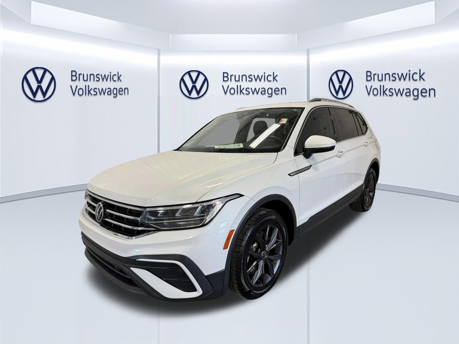 Certified 2023 Volkswagen Tiguan SE FWD image 1