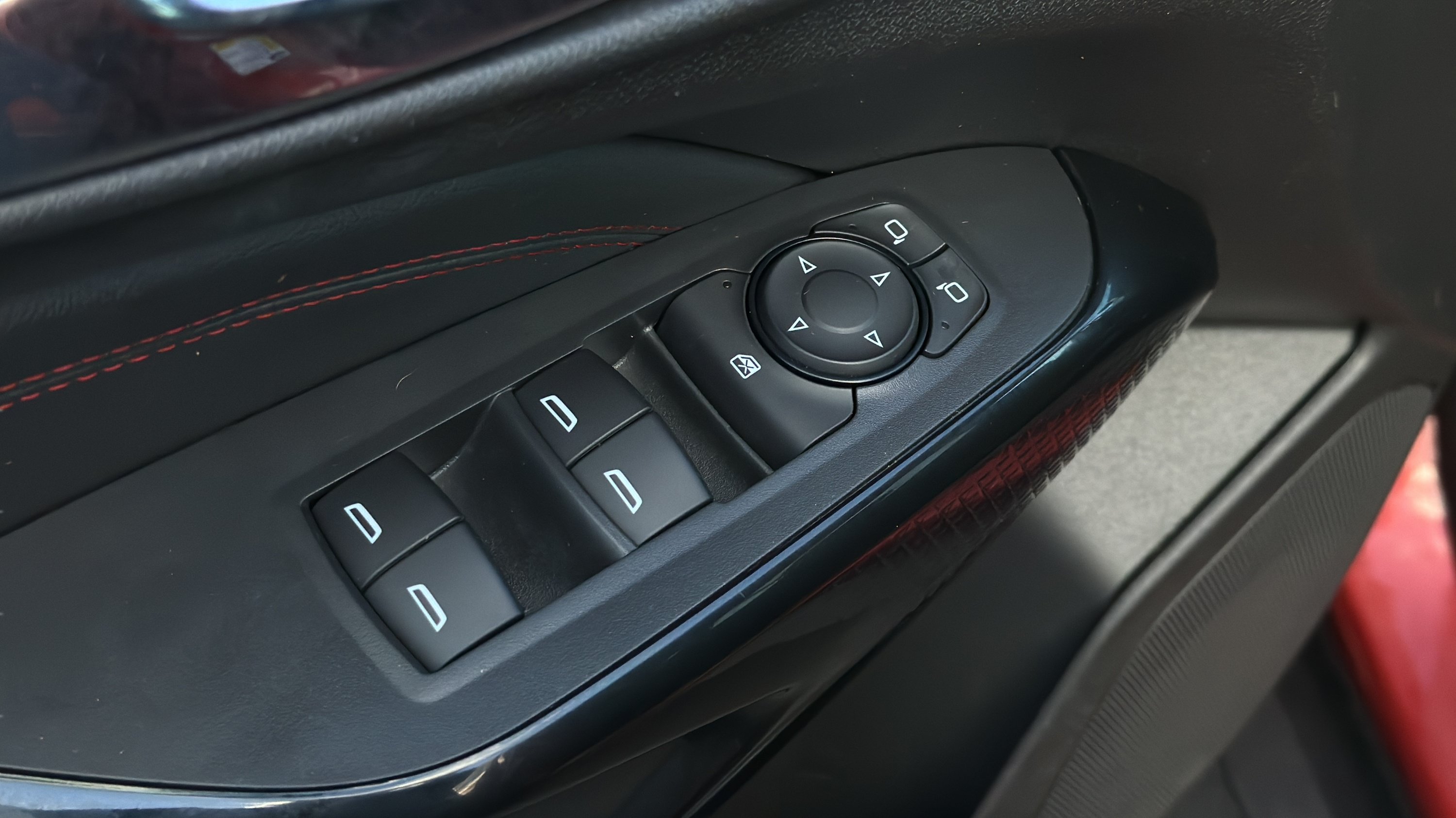 Used 2024 Chevrolet Trax RS w/ Sunroof Package FWD image 22