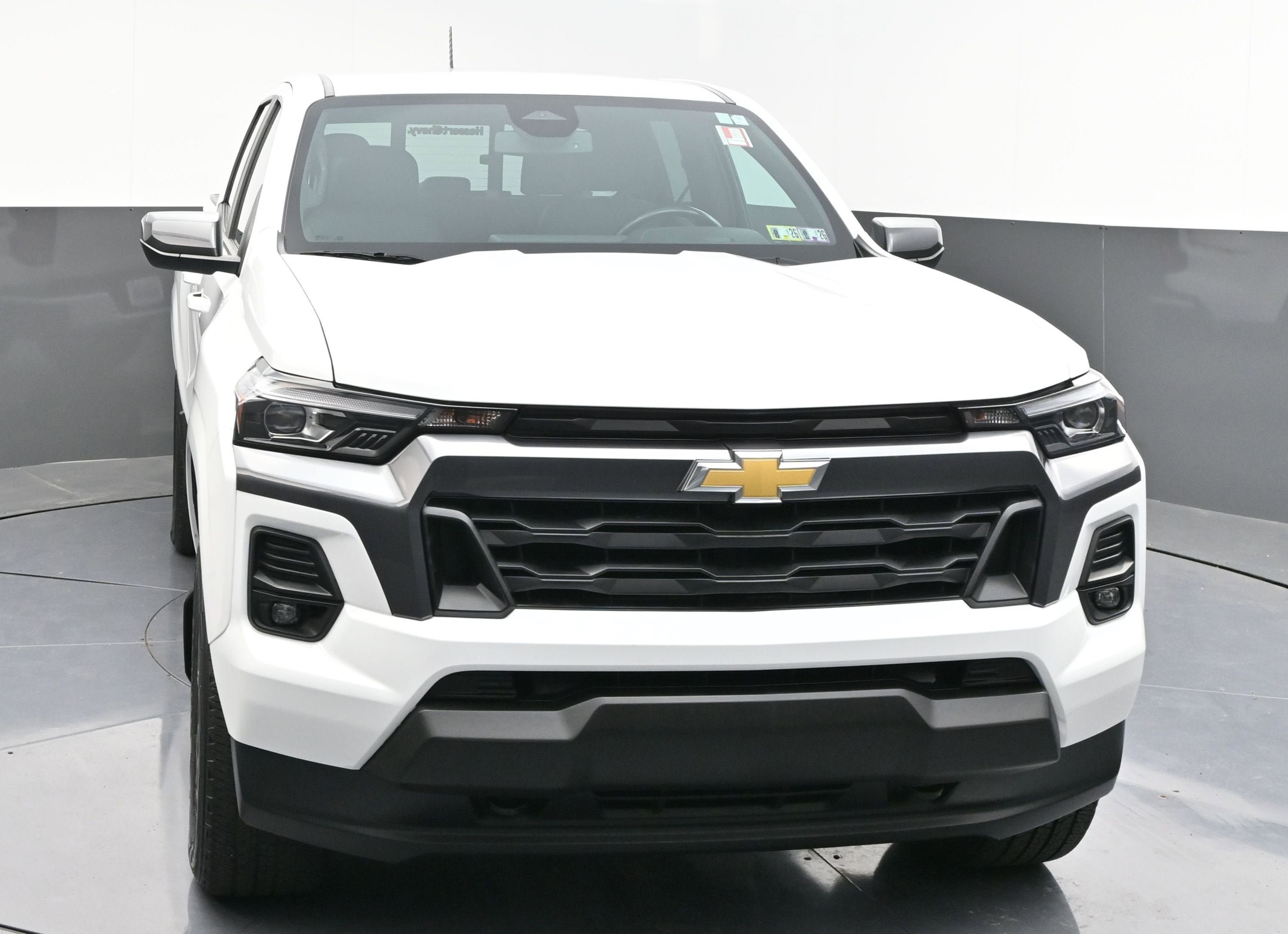 Used 2023 Chevrolet Colorado LT w/ LT Convenience Package III AWD/4WD image 2