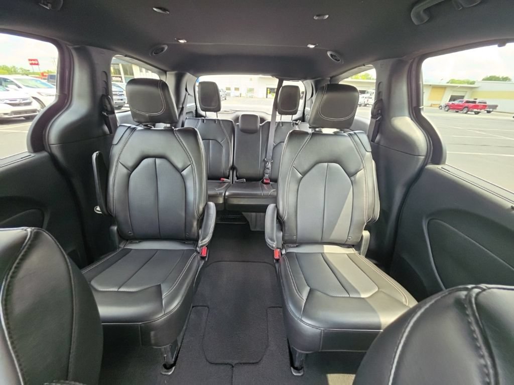 Used 2025 Chrysler Pacifica Select FWD image 18