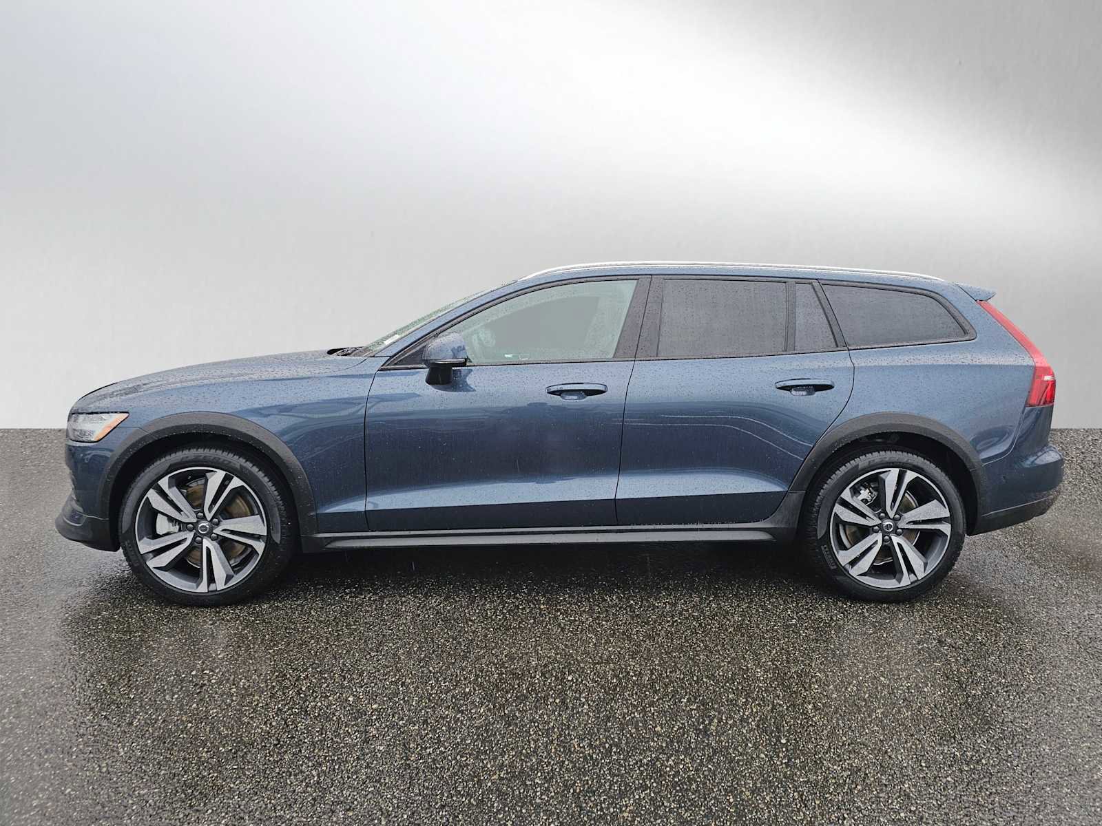 Certified 2025 Volvo V60 B5 Cross Country Plus image 6