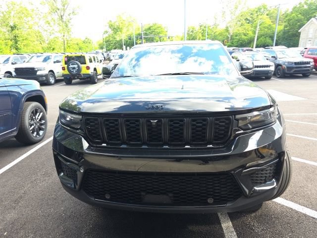 Used 2025 Jeep Grand Cherokee Limited w/ Luxury Tech Group II AWD/4WD image 2
