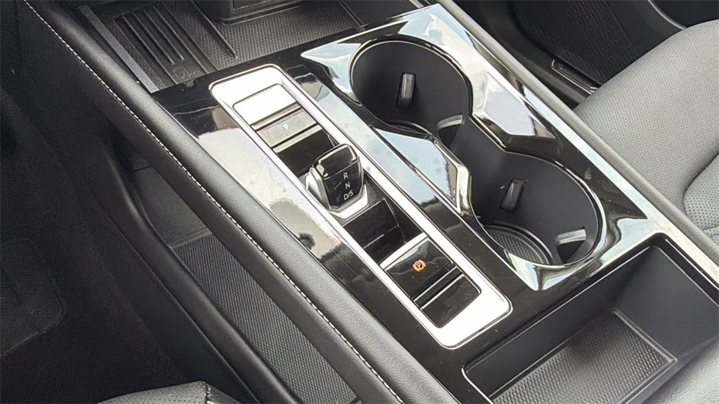 Used 2025 Volkswagen Atlas SE image 29