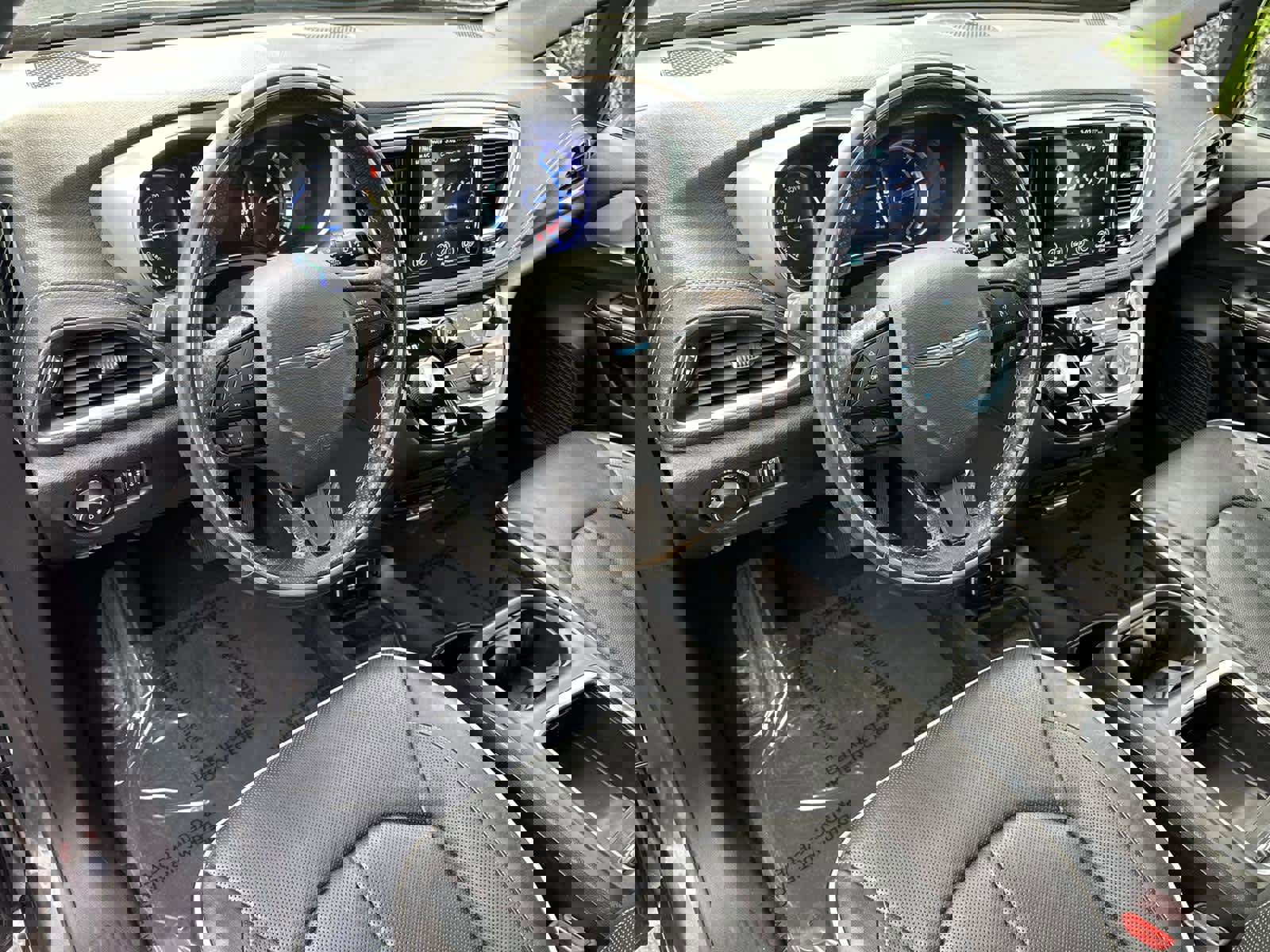 Used 2020 Chrysler Pacifica Limited w/ Advanced Safetytec Group image 2