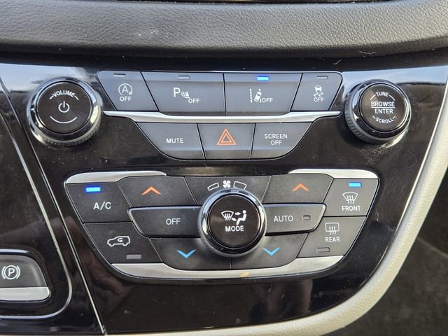 Used 2023 Chrysler Pacifica Touring-L image 18