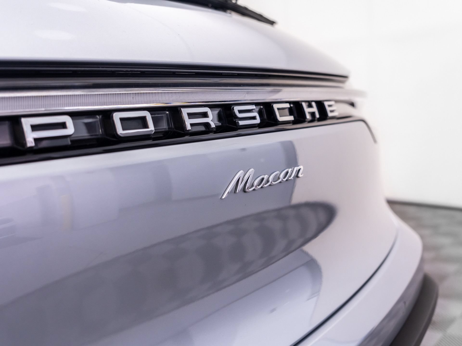 Certified 2026 Porsche Macan AWD/4WD image 32