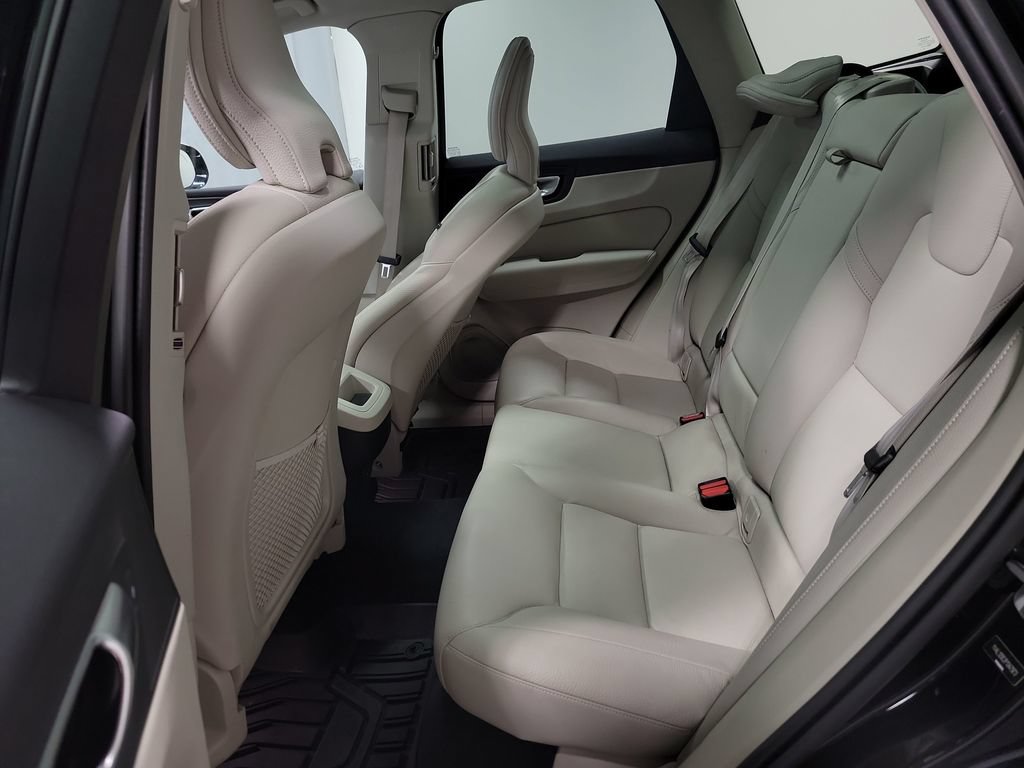 Used 2023 Volvo XC60 B5 Plus FWD image 24