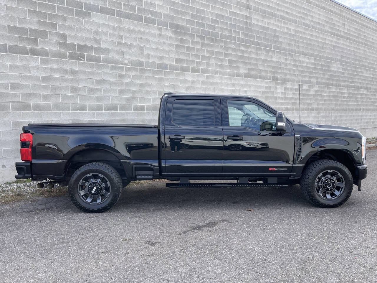 Used 2023 Ford F350 Lariat w/ Lariat Ultimate Package image 4