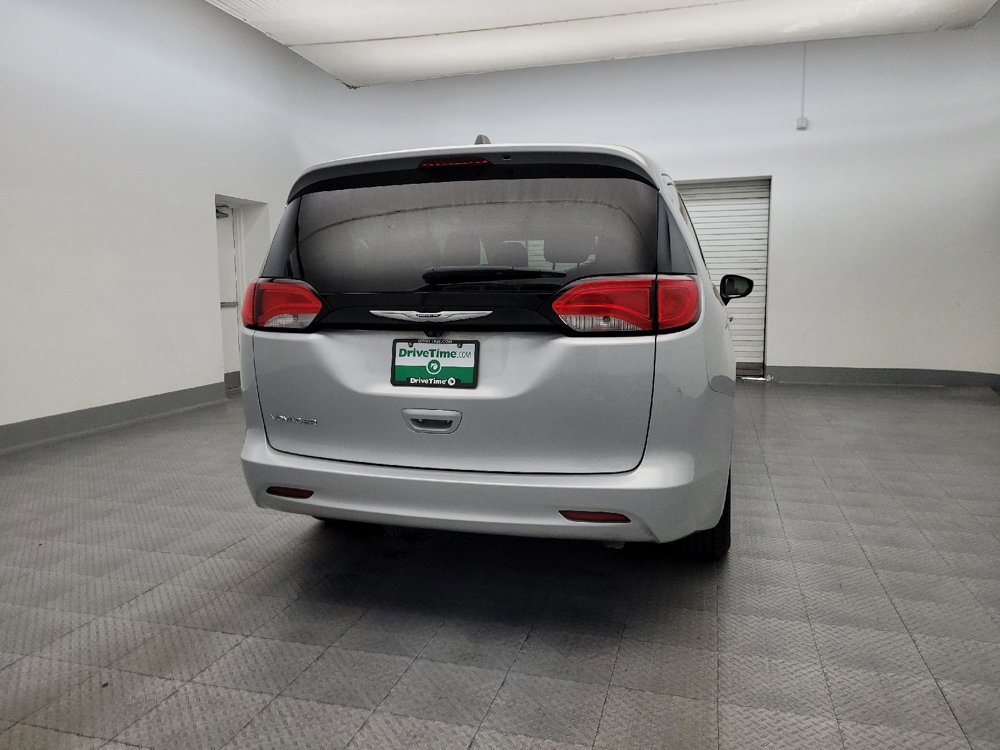 Used 2022 Chrysler Voyager LX image 7