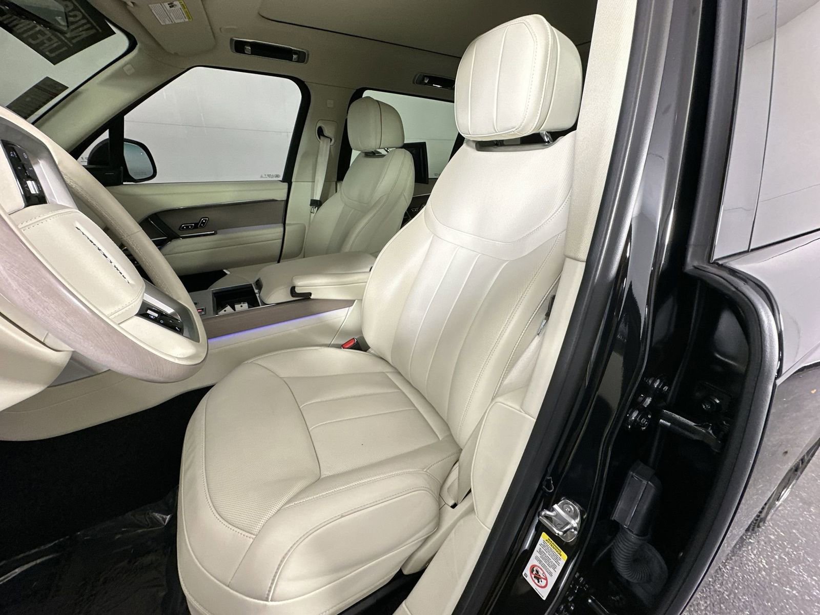 Used 2024 Land Rover Range Rover Long Wheelbase SE image 11