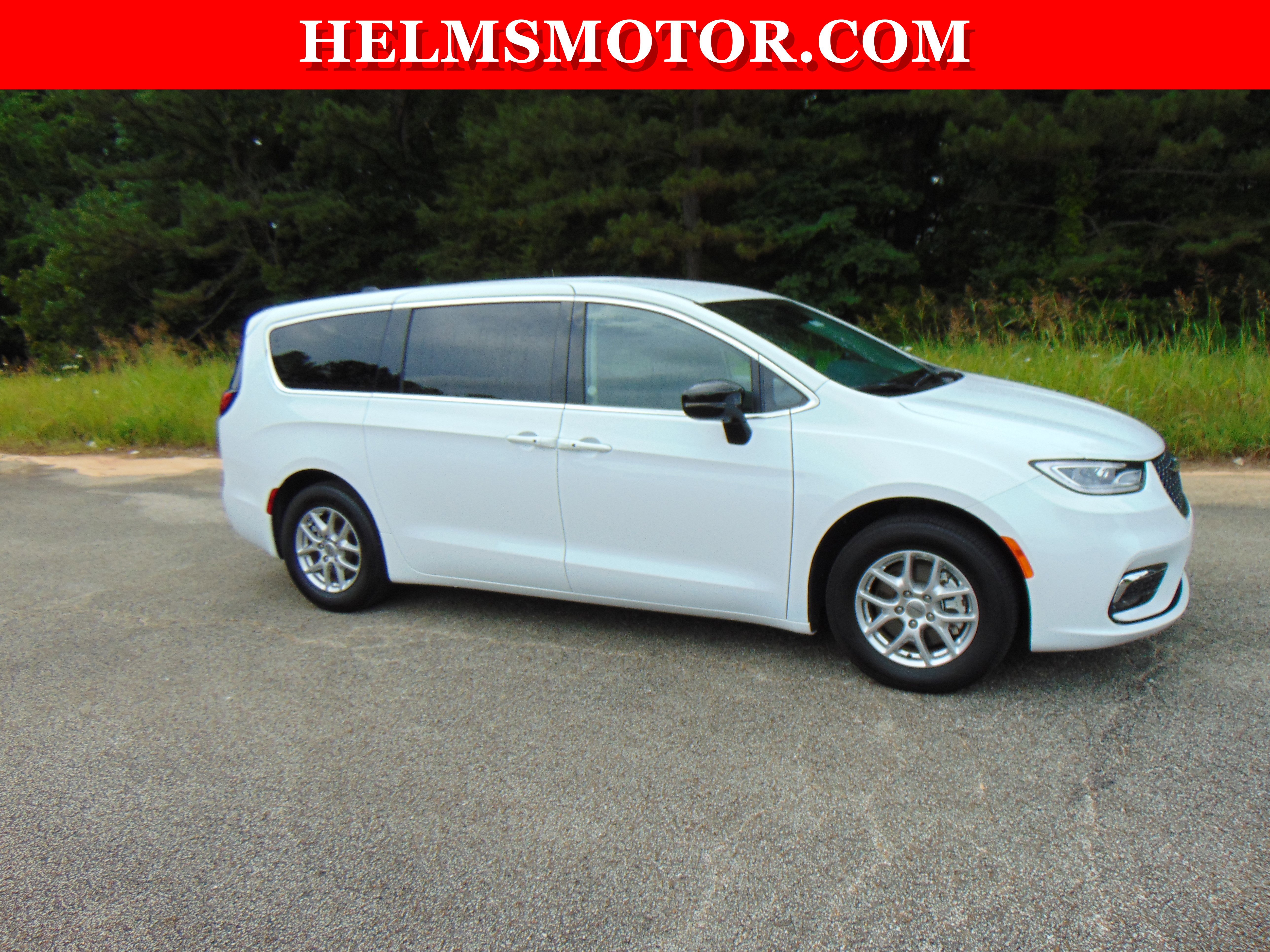 Used 2024 Chrysler Pacifica Touring-L image 13