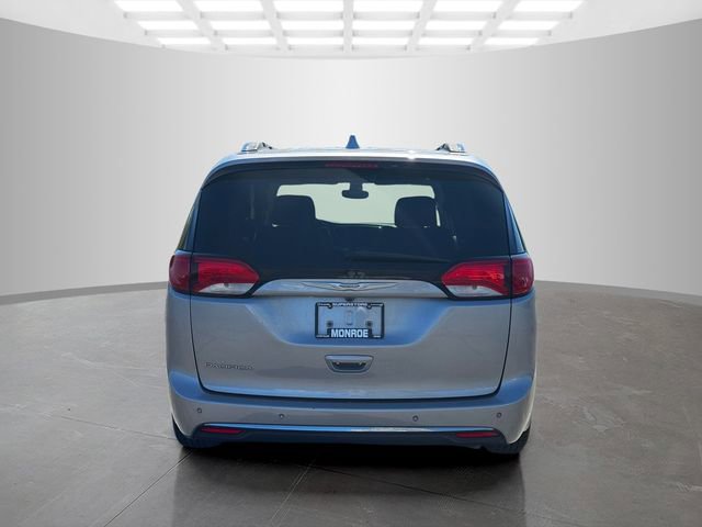 Used 2017 Chrysler Pacifica Touring-L Plus w/ Tire & Wheel Group FWD image 6
