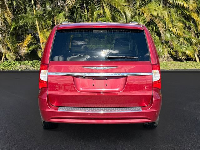 Used 2014 Chrysler Town & Country Touring image 6