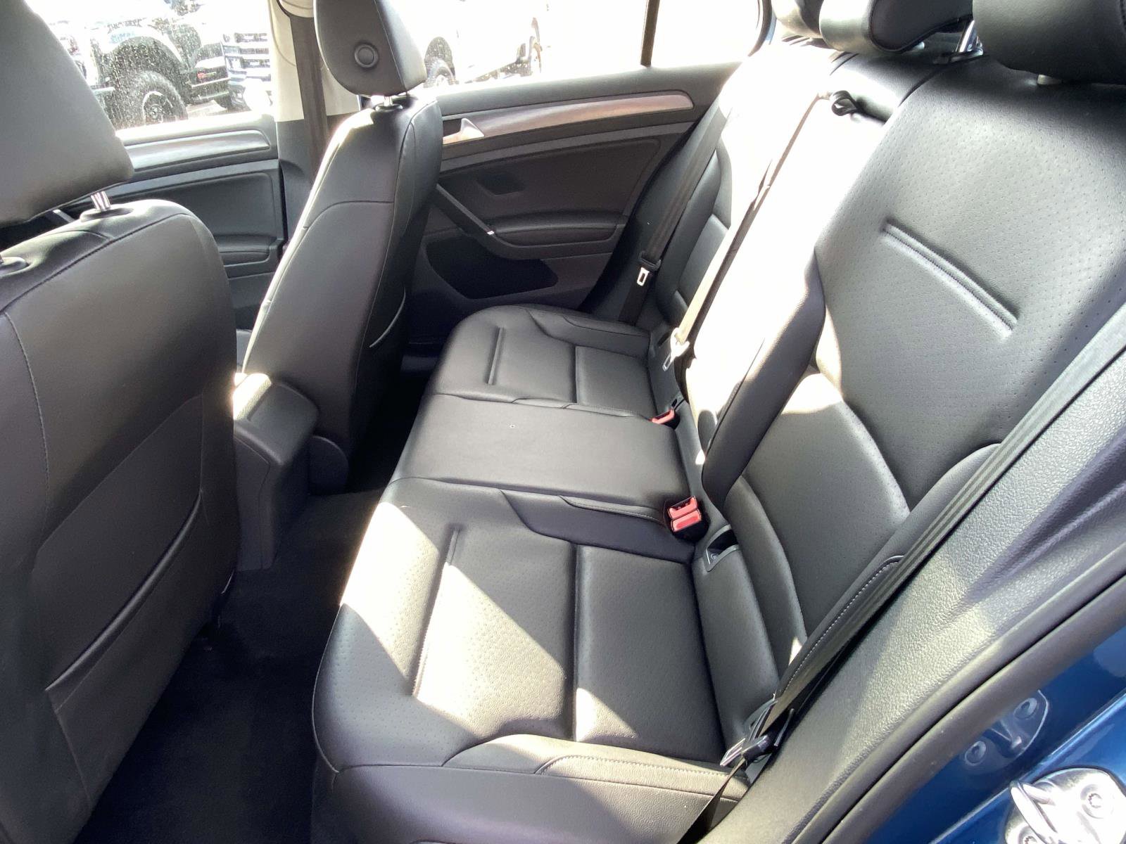 Used 2021 Volkswagen Golf 4-Door image 9