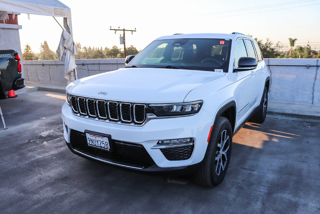Used 2024 Jeep Grand Cherokee Limited RWD image 4
