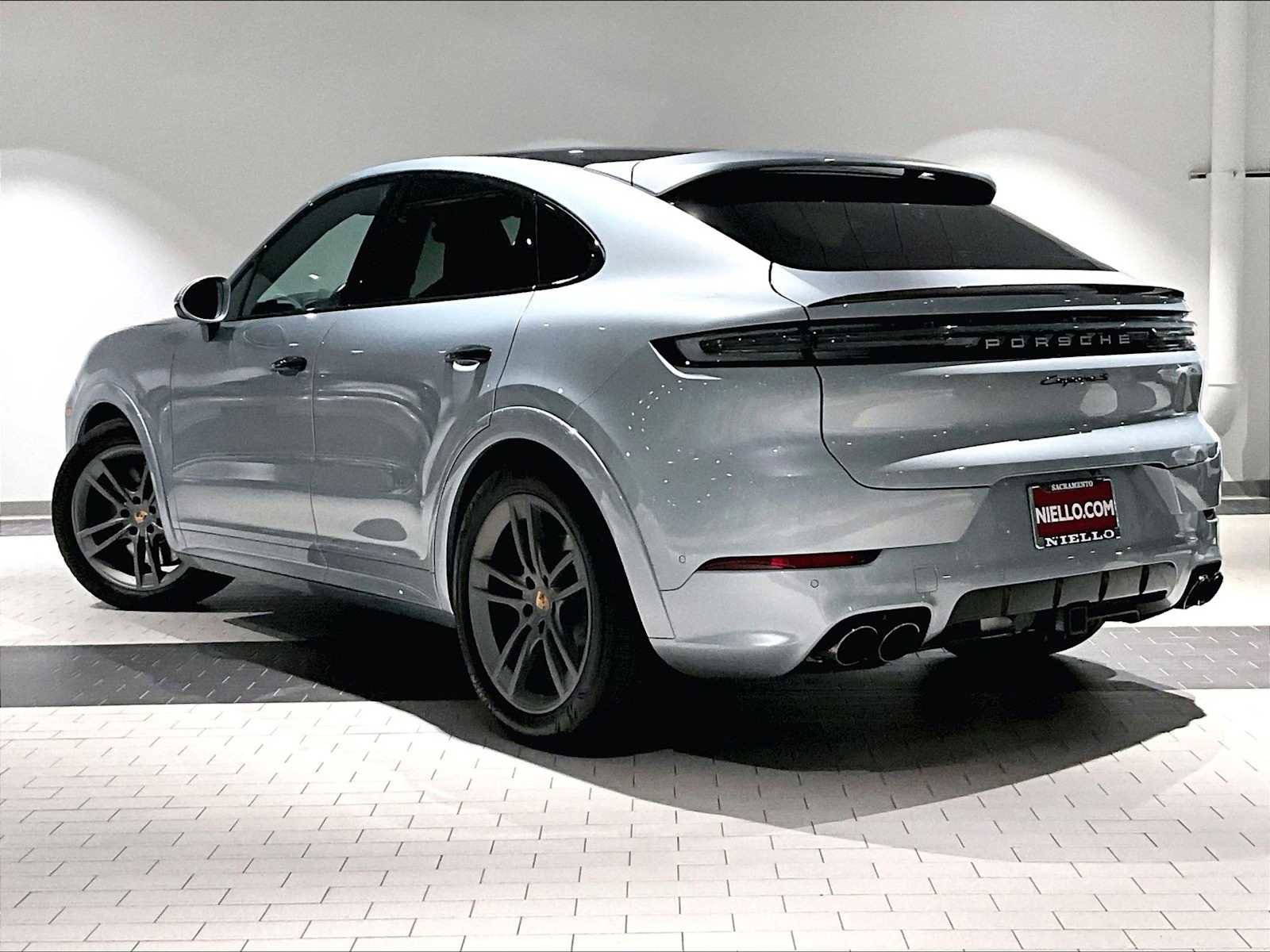 Used 2025 Porsche Cayenne S image 3