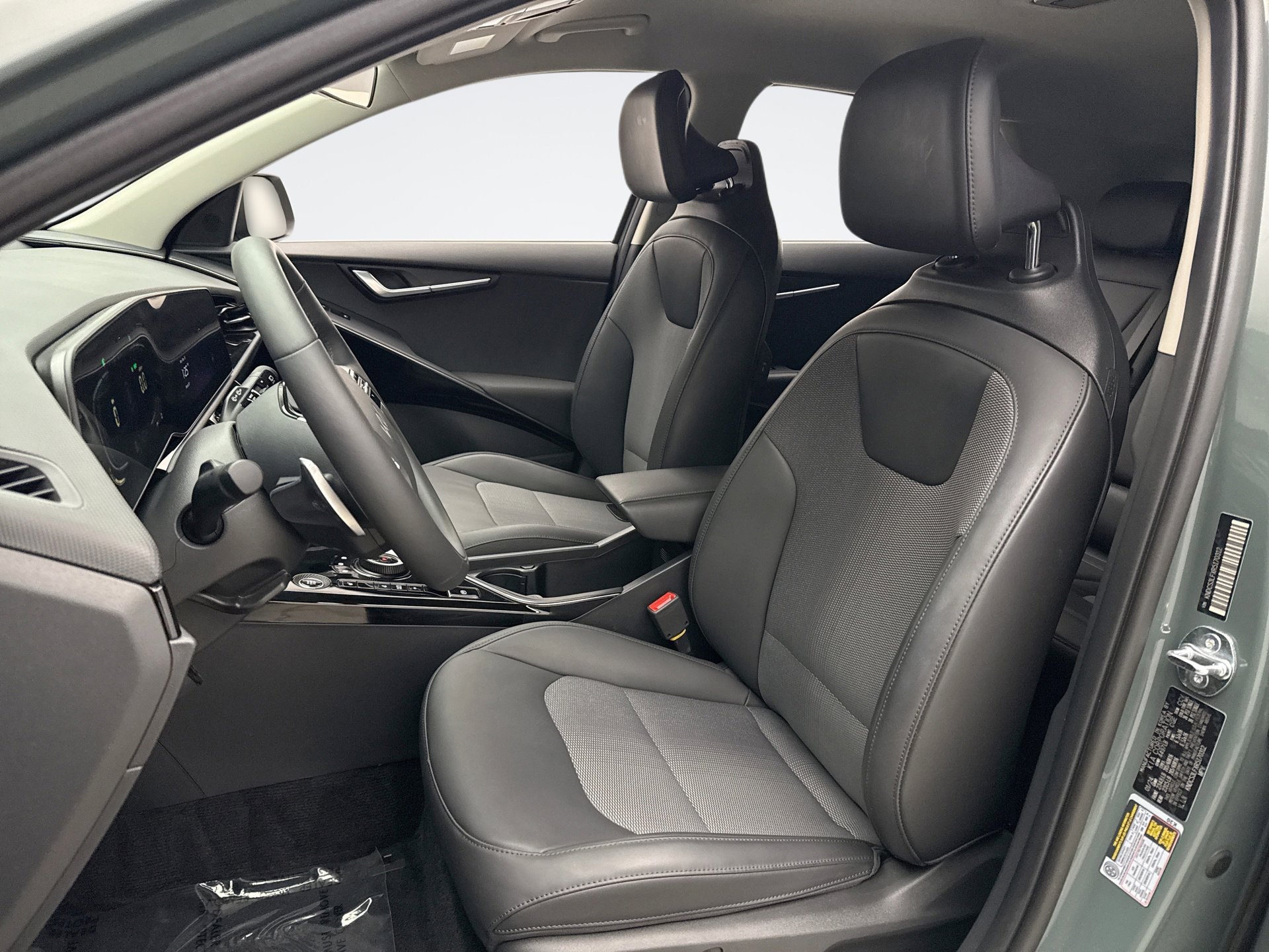 Used 2024 Kia Niro EX w/ EX Cold Weather Package image 11