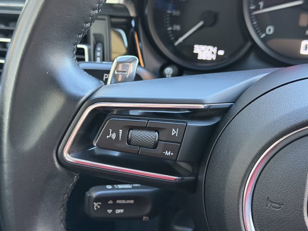 Used 2022 Porsche Macan w/ Premium Package image 36