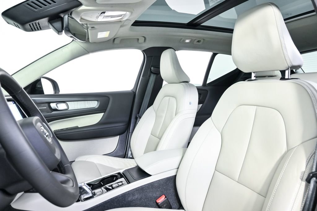 Certified 2024 Volvo XC40 B5 Plus w/ Protection Package Premier image 7