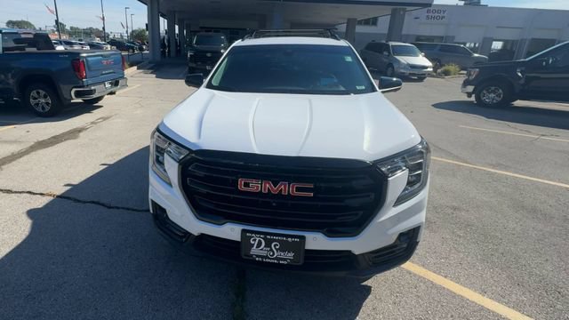 Used 2023 GMC Terrain SLT w/ Tech Package FWD image 3