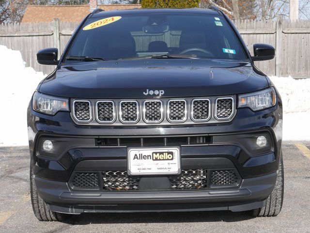 Used 2024 Jeep Compass Latitude image 2