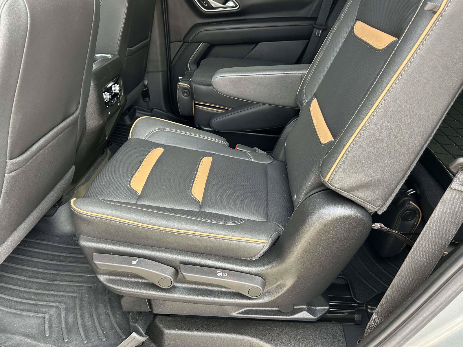 Used 2024 GMC Yukon AT4 AWD/4WD image 14