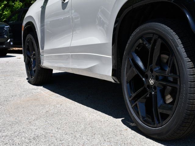 New 2026 Volkswagen Tiguan SE R-Line FWD image 9