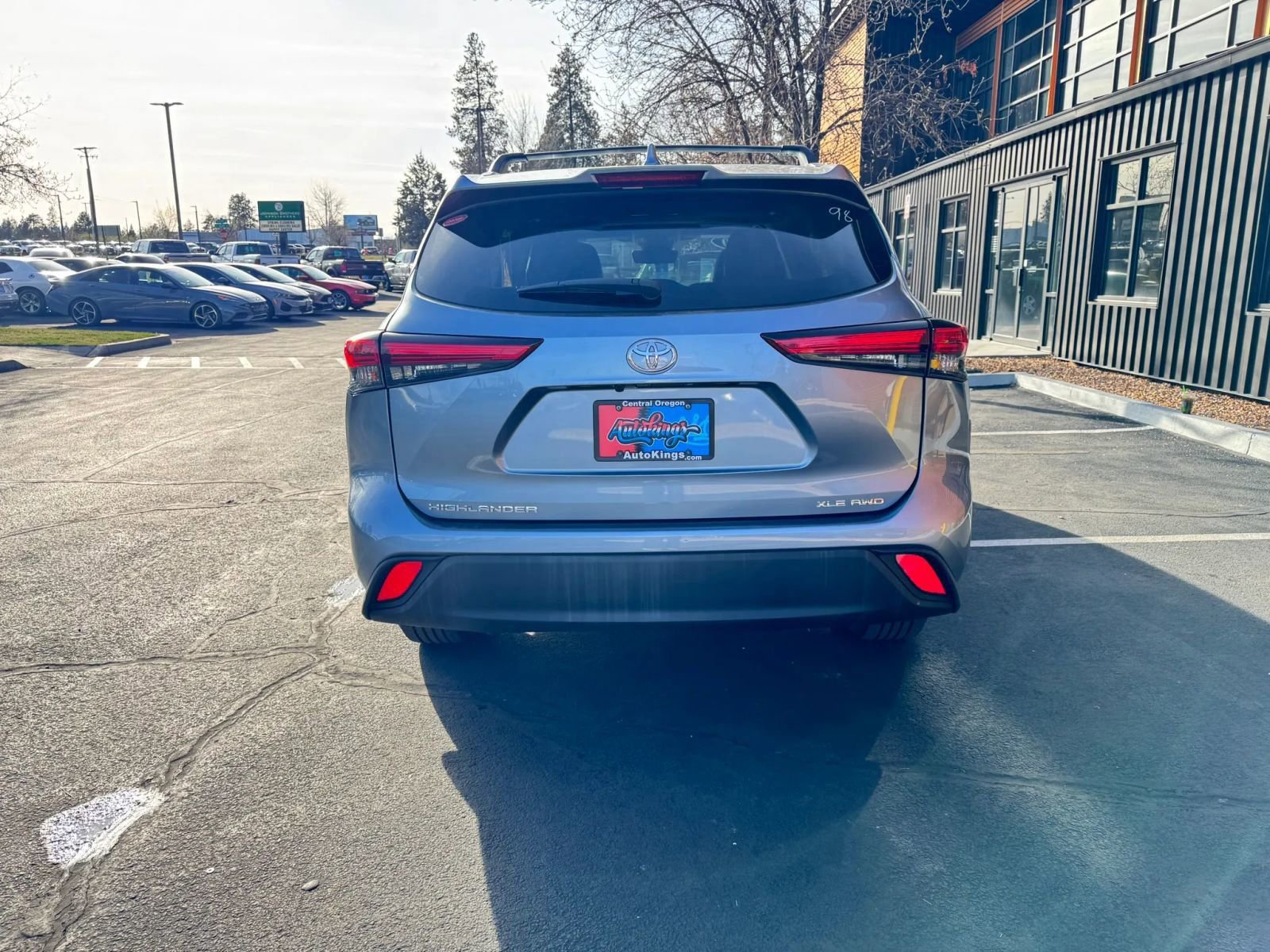 Used 2020 Toyota Highlander XLE AWD/4WD image 4
