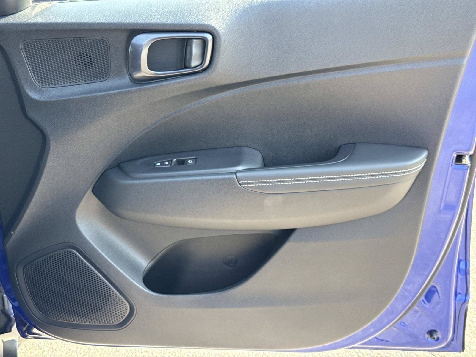 Certified 2025 Hyundai Venue Limited FWD image 19