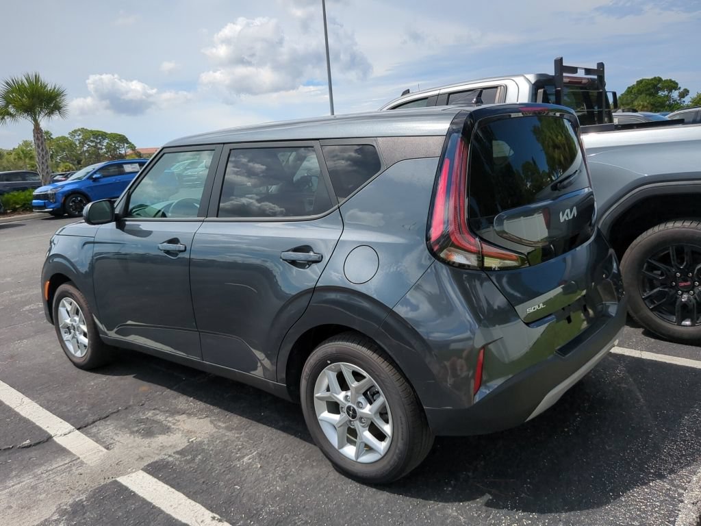 Certified 2025 Kia Soul LX w/ LX Technology Package FWD image 9
