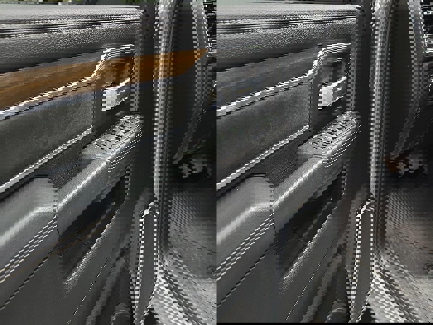 Used 2024 RAM 3500 Laramie image 9